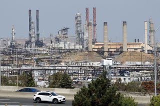 L'industrie pétrolière soutenue par Joe Biden et l'administration démocrate, qui ont autorisé de nouveaux forages, au grand dam des écologistes. KEYSTONE/EPA/JOHN G. MABANGLO
